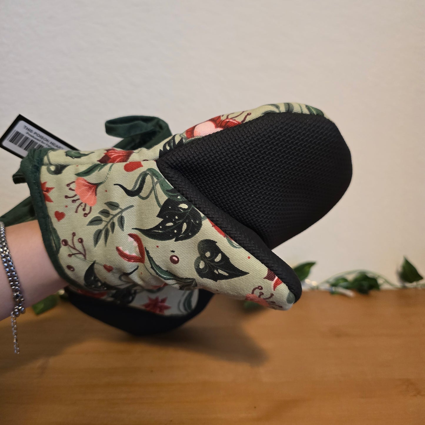 This Poison Heart Oven Mitts – FairyLoot Exclusive - EnchantedBindings