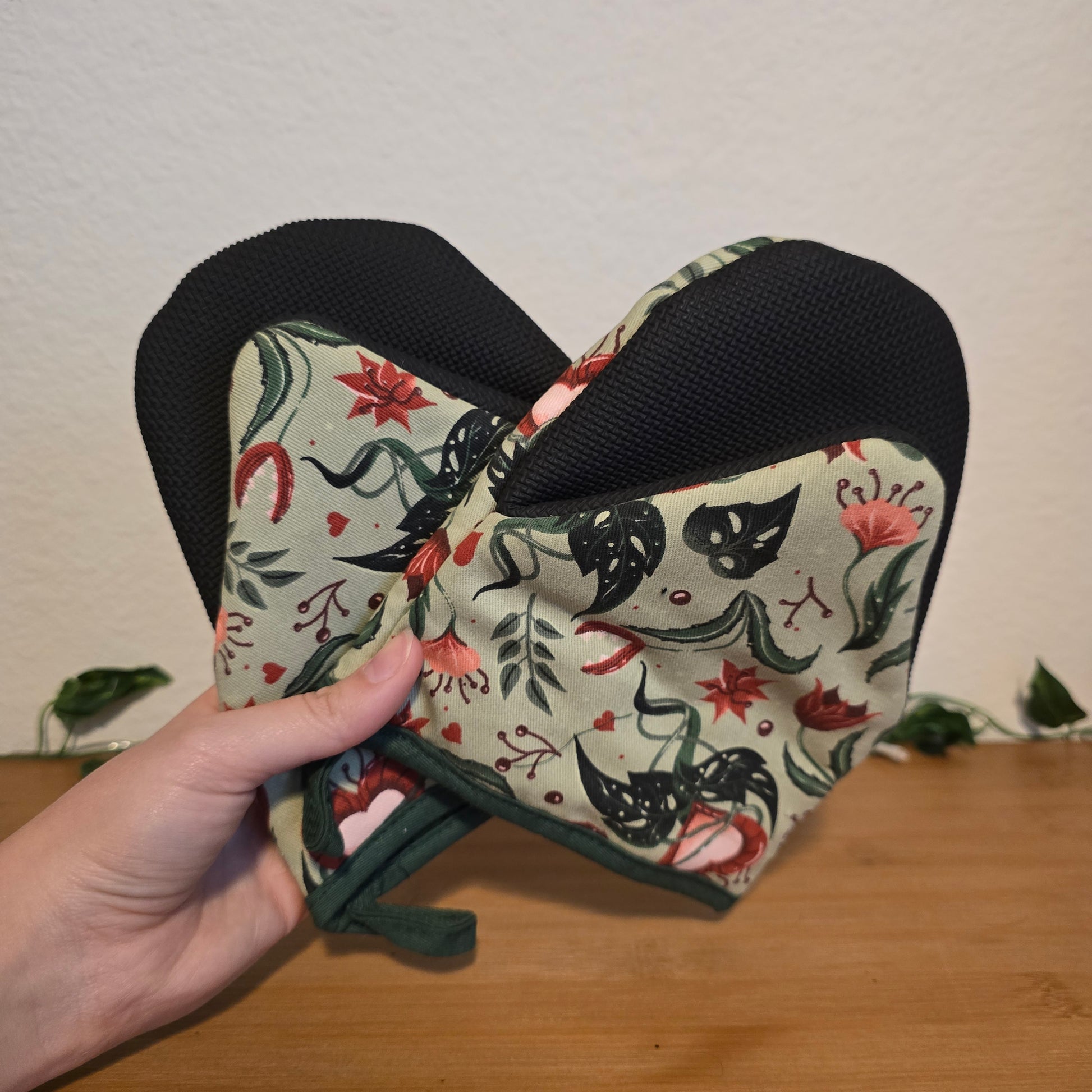 This Poison Heart Oven Mitts – FairyLoot Exclusive - EnchantedBindings