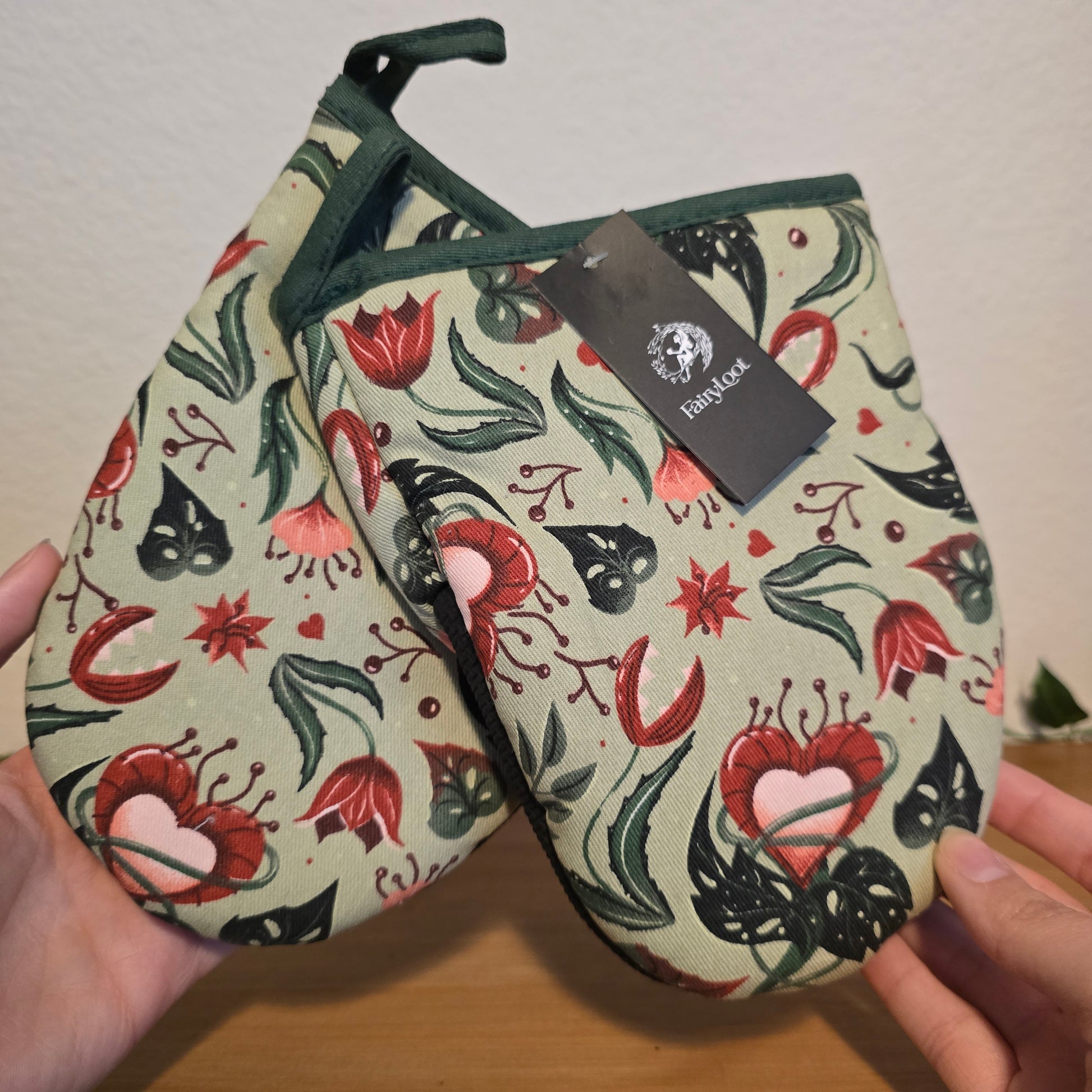 This Poison Heart Oven Mitts – FairyLoot Exclusive - EnchantedBindings
