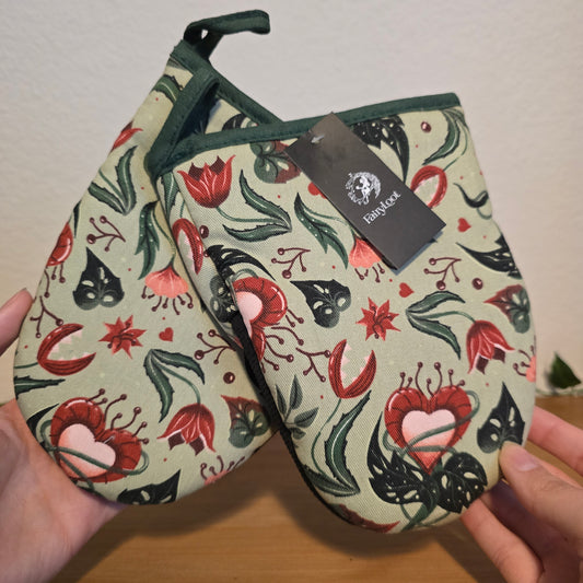 This Poison Heart Oven Mitts – FairyLoot Exclusive - EnchantedBindings